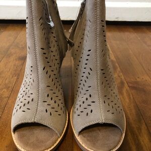 TOMS Majorca Taupe Suede Peep Toe Booties Stacked Heel Size 6.5
